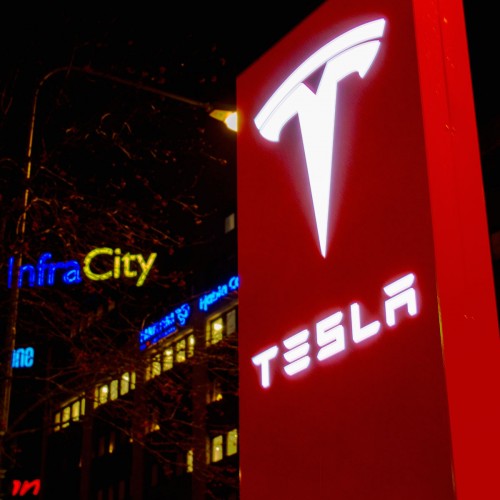Tesla, ljusskylt, pylon