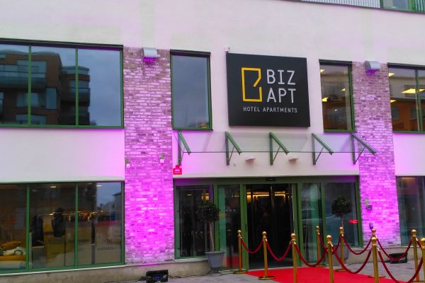 Biz Apartment - fasadskylt