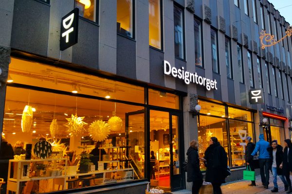 Designtorget Göteborg - Fasadskylt och dubbelsidiga flaggskyltar