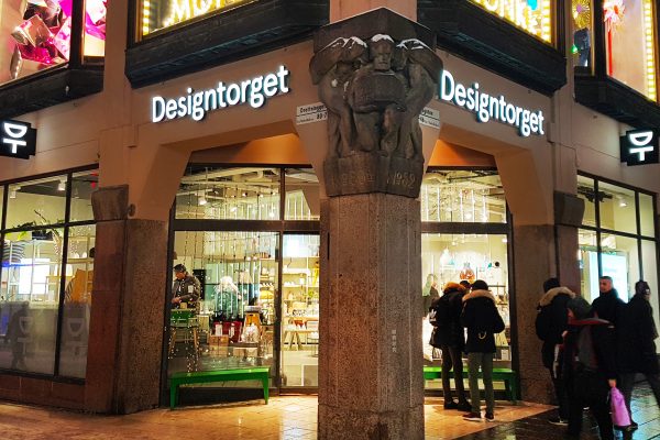 Designtorget Kungsgatan Drottninggatan Stockholm - Fasadskyltar - ljuslåda - dubbelsidig flaggskylt