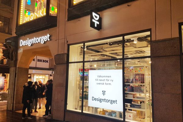 Designtorget Kungsgatan Stockholm - Fasadskyltar - ljuslåda - dubbelsidig flaggskylt
