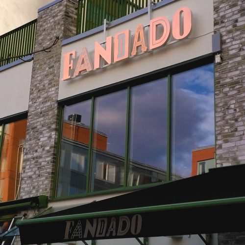 Restaurang Fandado, Stockholm – Fasadskylt i mässing