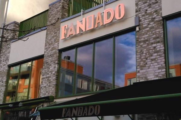 Fandado restaurang, Stockholm - Fasadskylt - mässing