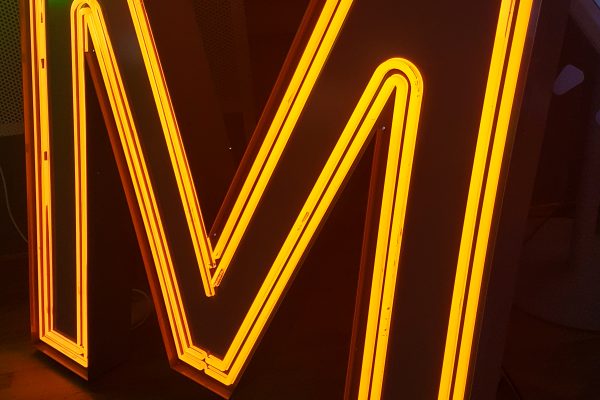 LED-bokstav - Neon kontur - M