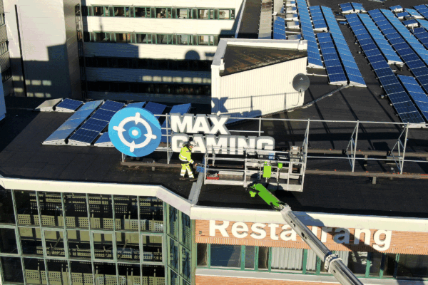 Skyltmontage – Takskylt Max Gaming Stockholm